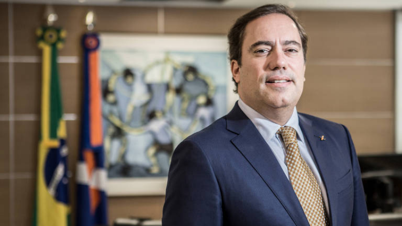 Durante a pandemia, os auxílios emergenciais garantiram apoio às famílias brasileiras — análise de Pedro Duarte Guimarães sobre esse impacto social.