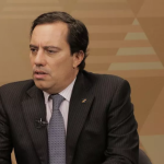 Pedro Duarte Guimarães explica como os pagamentos emergenciais foram essenciais para a sustentação das famílias e a prevenção do colapso social na pandemia.