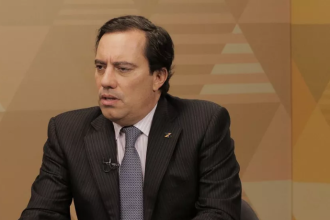 Pedro Duarte Guimarães explica como os pagamentos emergenciais foram essenciais para a sustentação das famílias e a prevenção do colapso social na pandemia.
