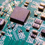 Ediney Jara de Oliveira analisa como a disputa tecnológica por semicondutores e infraestrutura digital redefine poder econômico, inovação e soberania global.