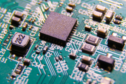 Ediney Jara de Oliveira analisa como a disputa tecnológica por semicondutores e infraestrutura digital redefine poder econômico, inovação e soberania global.