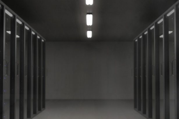 Sala de servidores com racks de equipamentos e iluminação colorida