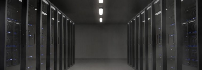 Sala de servidores com racks de equipamentos e iluminação colorida